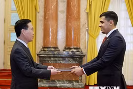 Chủ tịch nước Võ Văn Thưởng tiếp nhận Quốc thư của Đại sứ Venezuela Juan Carlos Fernandes Juarez. (Ảnh: Thống Nhất/TTXVN)