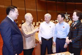 Tổng Bí thư Nguyễn Phú Trọng, Chủ tịch Quốc hội Vương Đình Huệ trao đổi với các đại biểu. (Ảnh: Doãn Tấn/TTXVN)