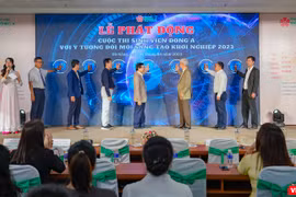Đại diện Ban tổ chức, các chuyên gia bấm nút phát động Cuộc thi Sinh viên khởi nghiệp đổi mới sáng tạo ĐH Đông Á lần 2 năm 2023.