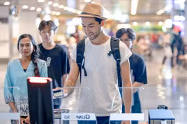 Du khách làm thủ tục checkin tự động tại sân bay Đà Nẵng