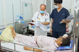 PGS.TS Đỗ Duy Cường - Giám đốc Trung tâm Bệnh nhiệt đới, Bệnh viện Bạch Mai thăm khám cho bệnh nhân