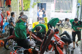 Đội sinh viên tình nguyện sửa xe máy miễn phí cho bà con, sinh viên khó khăn bị ngập nước ở Đà Nẵng