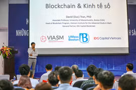 GS.David (Đức) Trần – Đại học Massachusetts (Mỹ) trình bày bài giảng mang chủ đề "Blockchain và kinh tế số"