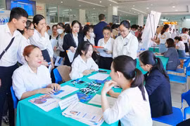 Sinh viên ứng tuyển tại Ngày hội việc làm 2023
