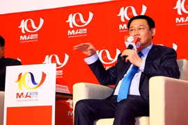 Phó thủ tướng Vương Đình Huệ trao đổi tại Diễn đàn M&A Việt Nam 2018. (Ảnh: ĐTCK)