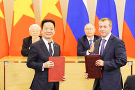 Tổng Bí thư Nguyễn Phú Trọng và Tổng thống Liên bang Nga Vladimir Putin chứng kiến lễ trao biên bản ghi nhớ hợp tác đầu tư giữa ông Đỗ Quang Hiển - Chủ tịch HĐQT SHB và ông Denis Ivanov - Chủ tịch HĐQT Ngân hàng IBEC. (Ảnh: SHB)