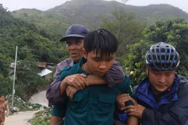 Các lực lượng chức năng hỗ trợ người dân di dời khỏi nơi nguy hiểm. Ảnh: Báo Khánh Hòa