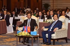 Thủ tướng Nguyễn Xuân Phúc và Thủ tướng Campuchia Samdech Techo Hun Sen cùng dự Diễn đàn doanh nghiệp Việt Nam-Campuchia.(Ảnh: VGP/Quang Hiếu)