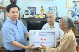 Phó Chủ tịch UBND tỉnh Ninh Bình Tống Quang Thìn trong một lần tặng quà thân nhân liệt sỹ dịp 27/7/2016. (Ảnh: nbtv.vn)