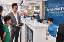 Các hành khách đầu tiên trải nghiệm dịch vụ mới in-town check-in tại Hà Nội. (Ảnh: VNA)
