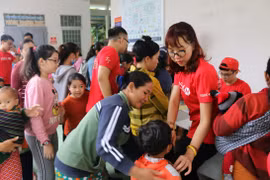 Khám sàng lọc cho trẻ em tại Ninh Sơn. (Ảnh: VCF)