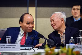 Thủ tướng Nguyễn Xuân Phúc nói chuyện với Nguyên Phó thủ tướng Vũ Khoan. Ảnh: Việt Linh. 