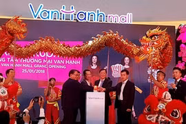 "Đại gia" Trần Lệ Nguyên và các đối tác chung tay khai trương Vạn Hạnh Mall. (Ảnh: Internet)