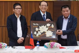 Ông Trần Duy Tùng (trái) và ông Trần Bắc Hà (phải) trong một sự kiện chung giữa AVIL và Souk Houng Heang. (Ảnh chụp lại)
