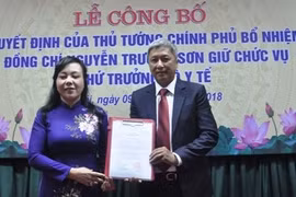 Bộ trưởng Bộ Y tế Nguyễn Thị Kim Tiến trao Quyết định cho tân Thứ trưởng Nguyễn Trường Sơn.