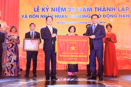  Ủy viên BCT, Phó Thủ tướng Chính phủ Vương Đình Huệ thay mặt Đảng và Nhà nước trao Huân chương Lao động Hạng Nhì và Cơ Thi đua của Chính phủ cho Ngân hàng SHB vì đã hoàn thành xuất sắc, toàn diện nhiệm vụ công tác, dẫn đầu phong trào thi đua năm 2017.