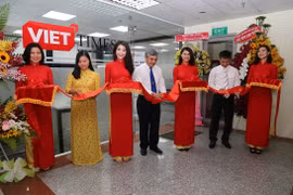 Thứ trưởng Bộ Thông tin và Truyền thông, Chủ tịch VDCA Nguyễn Minh Hồng (đứng giữa) cắt băng khai trương VPĐD VietTimes tại Tp. HCM cùng NB. Đinh Văn Hải - Chủ nhiệm tạp chí và NB. Phí Lê Mai - Trưởng VPĐD.
