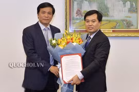 Tổng Thư ký, Chủ nhiệm Văn phòng Quốc hội Nguyễn Hạnh Phúc trao Quyết định bổ nhiệm chức Phó Chủ nhiệm Văn phòng Quốc hội cho ông Nguyễn Mạnh Hùng. (Ảnh: Quochoi.vn)