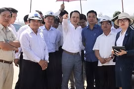 Đoàn Khảo sát tại khu vực Biển Bình Hải, huyện Bình Sơn. (Ảnh: Quảng Ngãi TV)