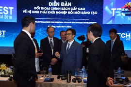 Phó Thủ tướng Vũ Đức Đam trao đổi với các các đại biểu tại Diễn đàn.