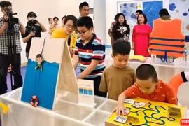 Trẻ được học hỏi kiến thức về phòng chống đuối nước qua trò chơi tại triển lãm.
