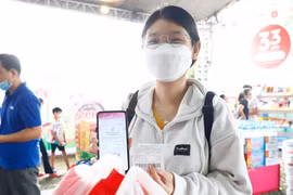 Người dùng trẻ trải nghiệm mua sắm và thanh toán không tiền mặt.