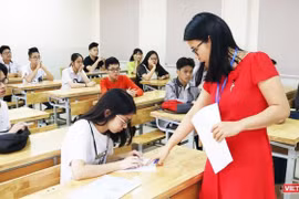 Giám thị hướng dẫn thí sinh làm thủ tục dự thi