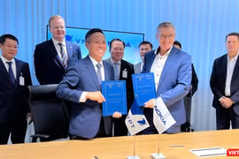 Chủ tịch HĐTV Tập đoàn VNPT Tô Dũng Thái và Tổng giám đốc Kinh doanh toàn cầu Tập đoàn Nokia Ricky Corker ký kết hợp tác giữa hai bên.