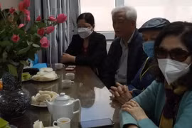 Ông Tạ Đình Thính (tóc trắng) - người gọi cụ Tạ Đình Đề là chú họ.