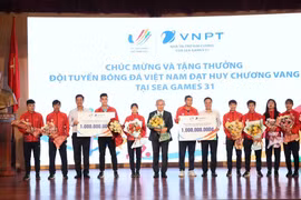 VNPT trao thưởng cho hai đội tuyển bóng đá nam và nữ Việt Nam.