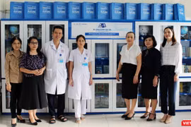 Liên Chi hội đại diện bàn giao “Tủ sách xanh cho em” tại Khoa Nhi - Bệnh viện Đa khoa tỉnh Quảng Ninh.