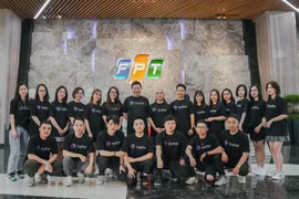 Ông Trương Gia Bình - Chủ tịch Tập đoàn FPT - và đội ngũ OnePad.