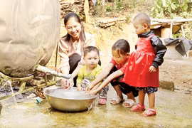 Niềm vui sử dụng nước sạch của người dân khu Hạ Thành, Thanh Sơn (Phú Thọ).