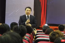 Thứ trưởng Bộ TT&TT Nguyễn Huy Dũng trao đổi tại lễ công bố cuộc thi Tìm kiếm giải pháp Chuyển đổi số Quốc gia 2022.
