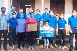 VNPT trao tặng máy tính trong chương trình Cùng em học trực tuyến.