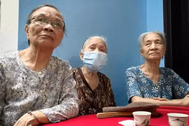Những người hàng xóm có mặt tại nhà Trung tá Đặng Anh Quân từ sớm, chia sẻ nỗi buồn cùng gia đình (Ảnh: Mạnh Quân)