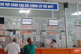 Bệnh nhân tới đăng ký khám, chữa bệnh BHYT tại Bệnh viện đa khoa TP. Vinh (Nghệ An).