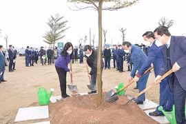 Bộ trưởng Bộ Xây dựng Nguyễn Thanh Nghị và lãnh đạo tỉnh Bắc Ninh trồng cây tại KCN Thuận Thành I, huyện Thuận Thành, tỉnh Bắc Ninh (ngày 8/2/2022).