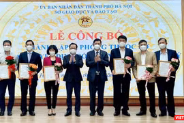 Giám đốc Sở GD- ĐT Trần Thế Cương và Phó Giám đốc Sở Phạm Xuân Tiến trao quyết định bổ nhiệm, tặng hoa chúc mừng các cán bộ quản lý cơ quan thuộc Sở.