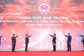 Phó Thủ tướng Vũ Đức Đam, cùng các đại biểu thực hiện nghi lễ chính thức khai trương Hệ thống giao diện mới của Cổng thông tin điện tử Chính phủ và Báo điện tử Chính phủ.