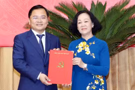 Trưởng Ban Tổ chức Trung ương Trương Thị Mai trao Quyết định cho ông Nguyễn Anh Tuấn. Ảnh: UBND tỉnh Bắc Ninh.