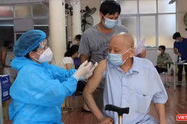 Người dân tự bảo vệ mình bằng cách tiêm phòng đầy đủ vắc xin phòng COVID-19.
