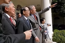 Sau cuộc gặp trong phòng Bầu dục, ông Bush hướng dẫn Thủ tướng Phan Văn Khải và đoàn đại biểu Việt Nam thăm Vườn Hồng, Nhà Trắng. Ảnh: website Nhà Trắng