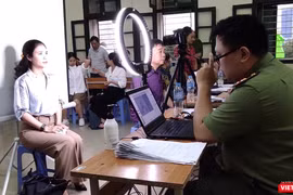 Công an cấp phường tại quận Ba Đình thực hiện thủ tục để làm căn cước công dân gắn chíp cho người dân trên địa bàn.