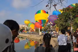 Du khách quốc tế và nội địa tham dự ngày hội Khinh khí cầu ở Hội An. Ảnh minh họa.