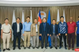 Ông Vath Chamroeun - Tổng thư ký Ủy ban Olympic Campuchia, ông Nguyễn Ngọc Anh - Vụ trưởng Vụ Thể dục thể thao quần chúng – Tổng cục Thể dục thể thao cùng đoàn công tác tại Phnom Penh.