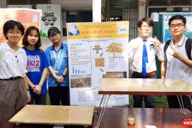 Nhóm 5 bạn trẻ (từ trái qua) Nguyễn Minh Tuệ, Nguyễn Thị Thanh Tuyền, Nguyễn Phúc Kiều Ly, Đoàn Ngọc Danh, Nguyễn Phan Quang Anh 