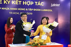Bà Nguyễn Thị Tuyết, TGĐ, chủ tịch HĐQT công ty nhựa Minh Hùng tại buổi lễ ký kết hợp tác cho biết sắp tới công ty này sẽ cung cấp cho thị trường ống nhựa CPVC chống cháy.