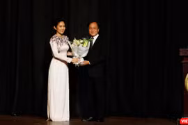 NSƯT Nguyễn Thị Thanh Thúy, PGĐ Sở Văn hóa và Thể thao TP.HCM phát biểu khai mạc và tặng hoa NSƯT Trần Vương Thạch - Giám đốc Nhà hát Giao hưởng Nhạc Vũ Kịch TP.HCM (HBSO) 