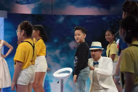 Từng gây chú ý vì sự thông minh, nhạy bén khi tham gia “nhanh như chớp nhí” mùa 3, Dương Đỗ Hồng Long (tên thường gọi là Chíp Sún) tiếp tục trở thành tâm điểm của tập 11 “Sếp nhí khởi nghiệp”